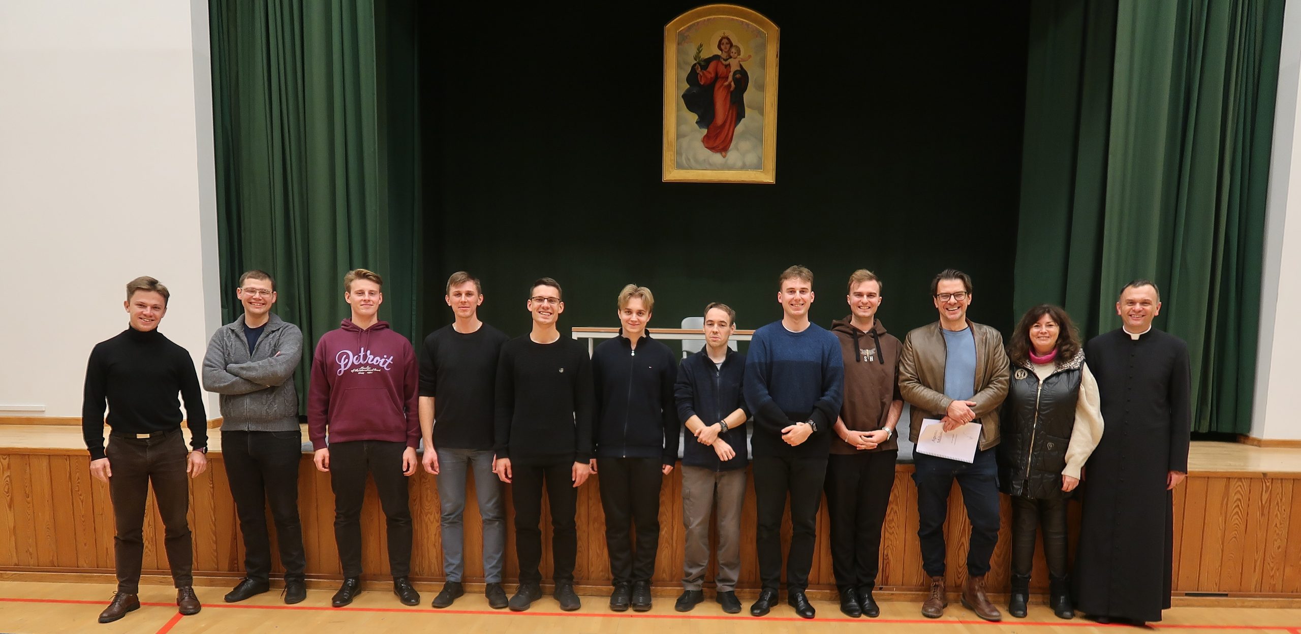 O nas Klerycy III roku z reżyserami i prefektem